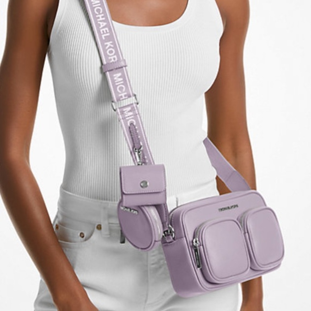 MICHAEL KORS Jet Set Md Crossbody Bag with Case for Apple Airpods Pro®
Lt Quartz